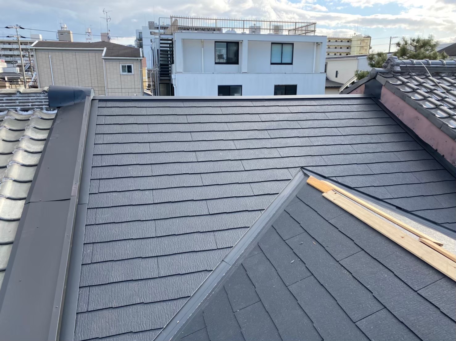 コロニアルクァッドにて屋根の仕上げ